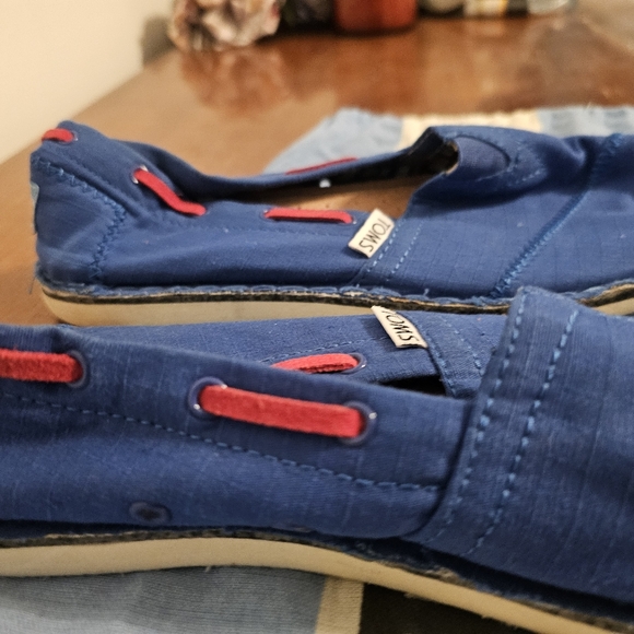 Toms - Picture 2 of 3